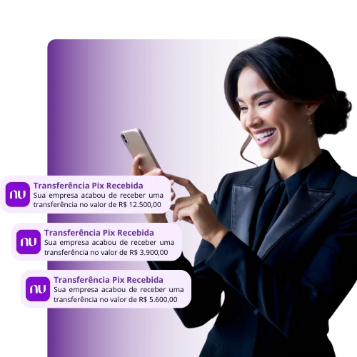 Empresária acompanhando resultados no celular
